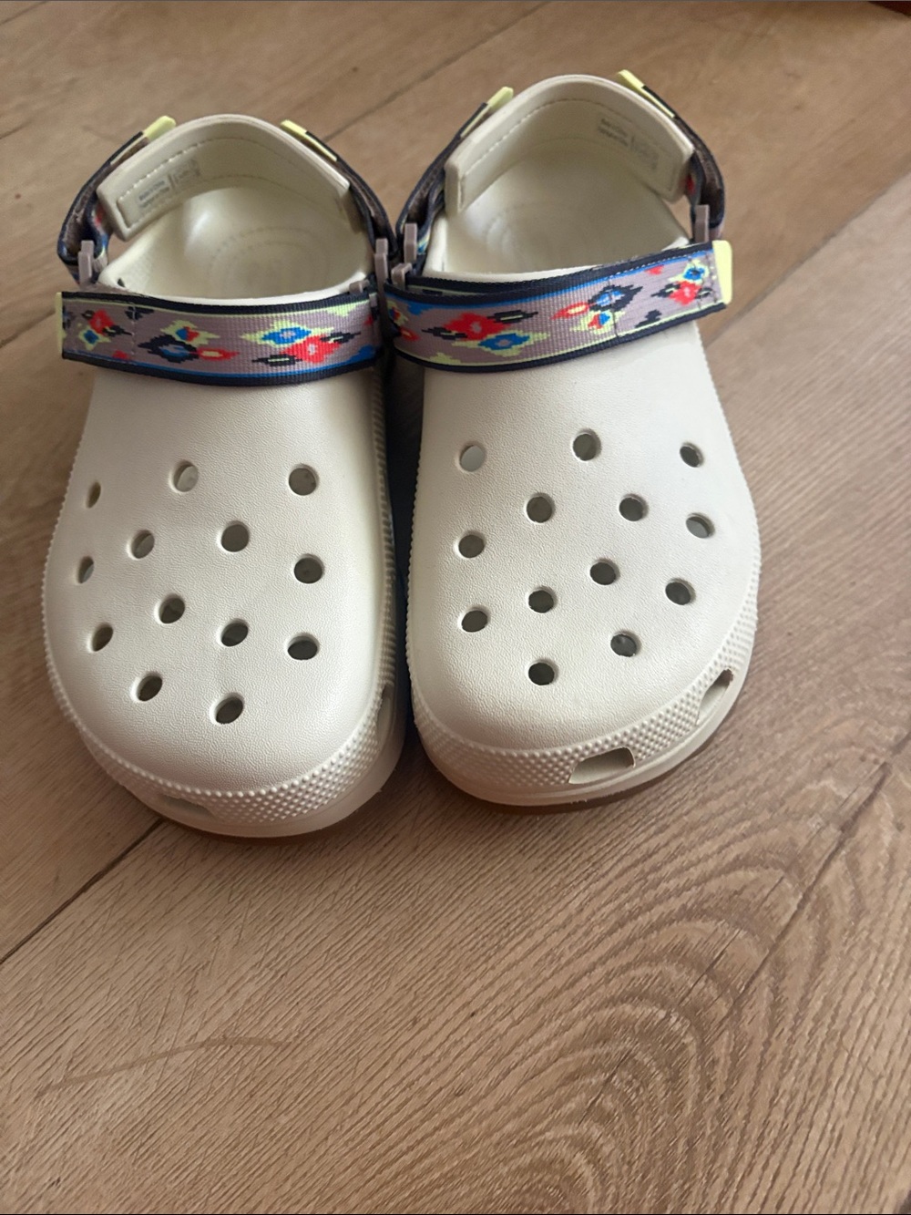 CROCS Cream Clogs with Multicolor Patterned Heel Strap 8 men 10 W